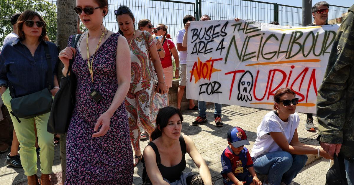 Tourist Crowds: Waiting for the Buses