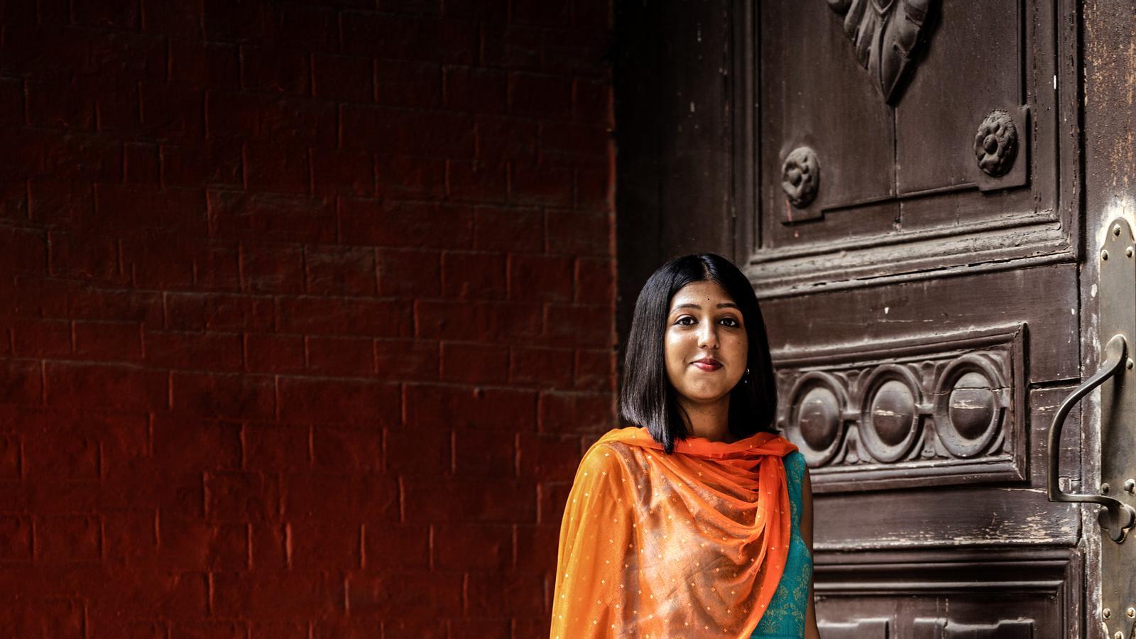 A young Indian woman wears the popular kolhapuri chappal sandals.