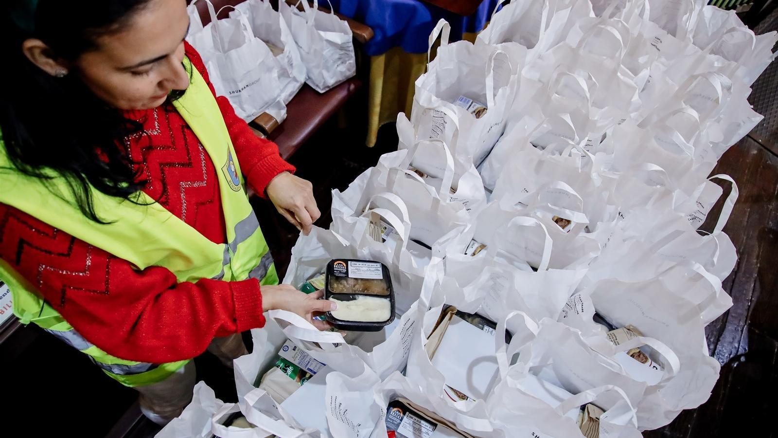 Voluntària d'una ONG preparant menjar.