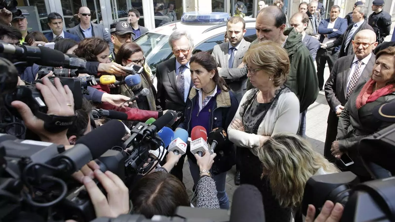 La directora de l'Institut Joan Fuster, Dolors Parramon, atén els mitjans després que un alumne hagi matat un professor / CRISTINA CALDERER