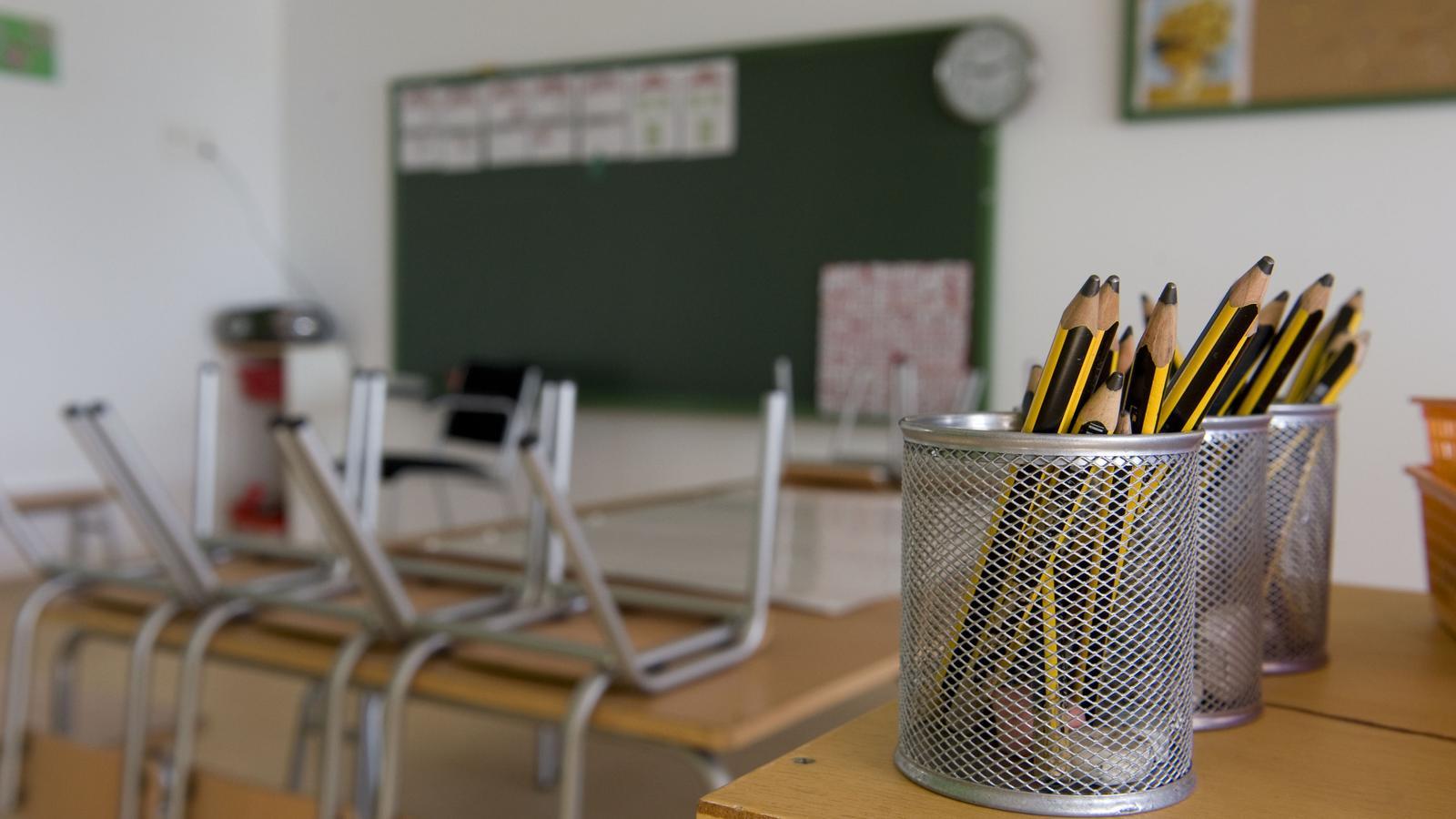 Ein leeres Klassenzimmer, bereit zur Nutzung.