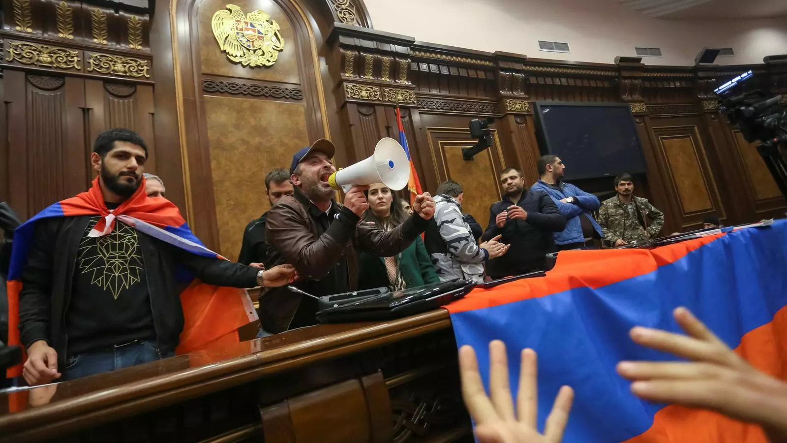 Un grup de manifestants que han entrat a l'interior del parlament armeni.