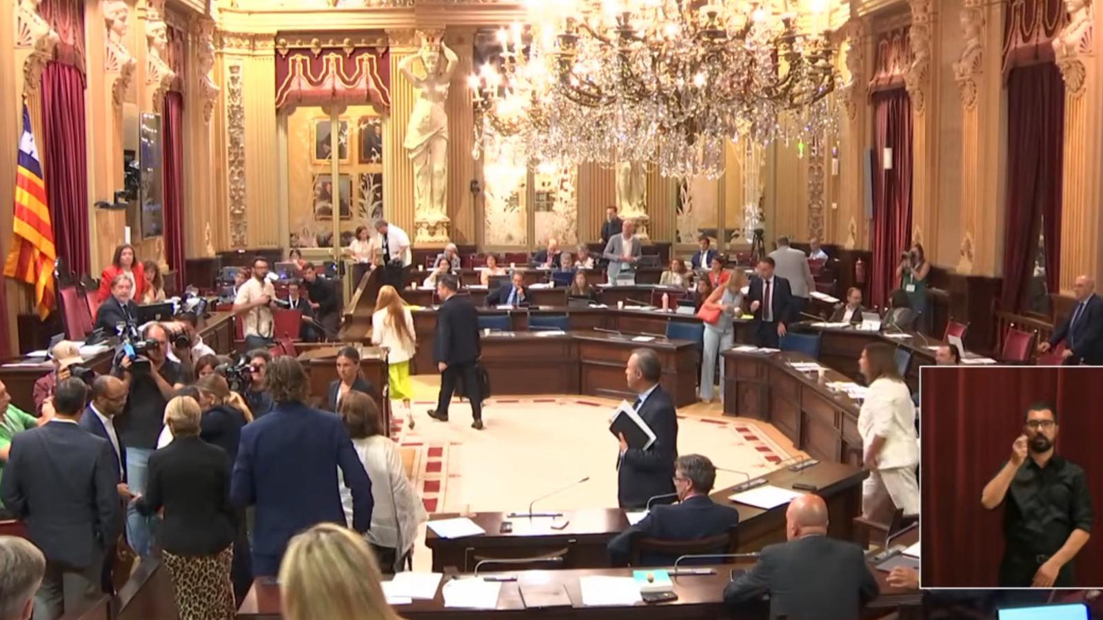 Prohens s'acosta a una dona desnonada al Parlament: "L'estan utilitzant"
