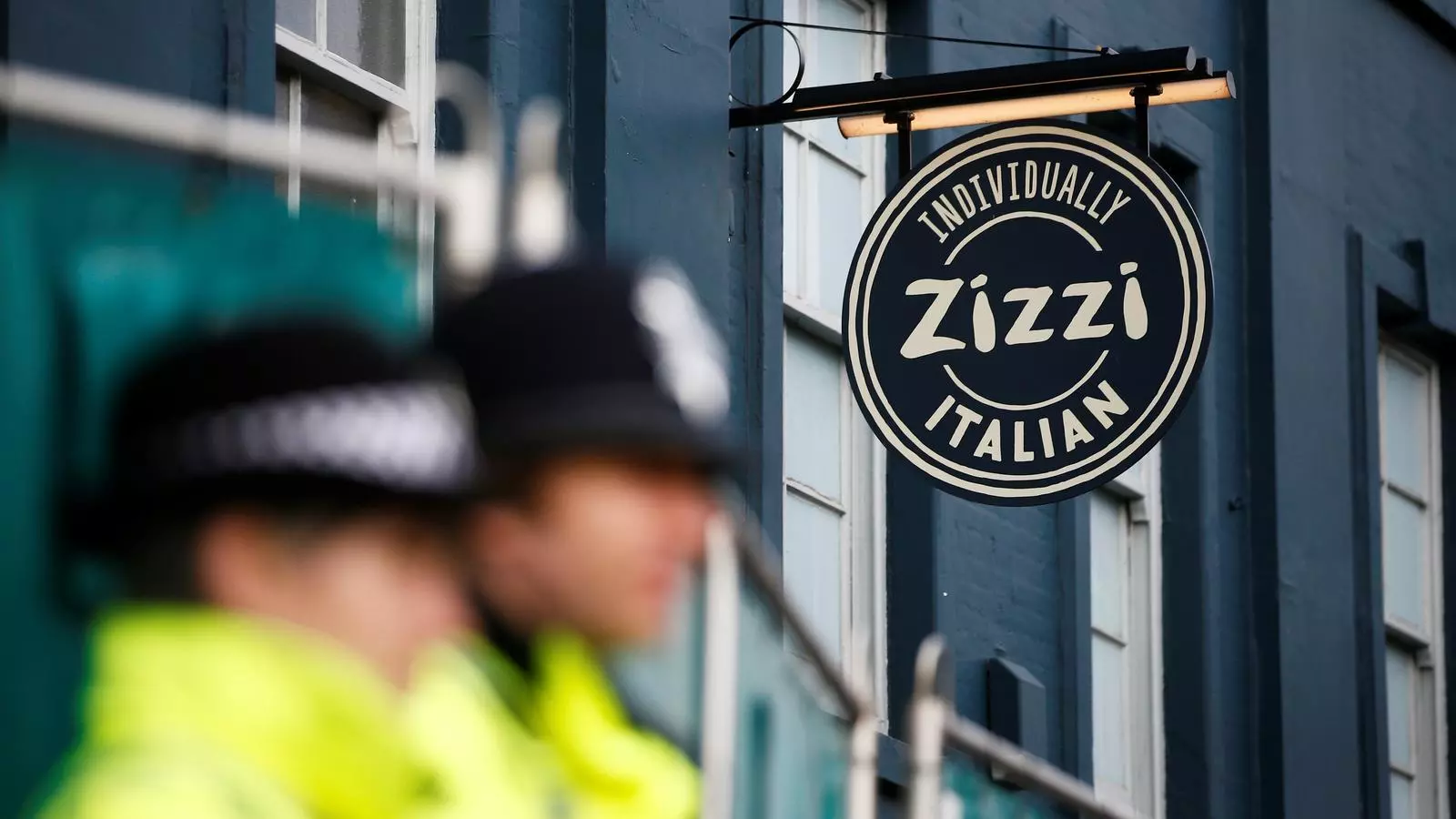 Dos policies davant del restaurant Zizzi, a Salisbury, on s'han trobat restes de l'agent nerviós.
