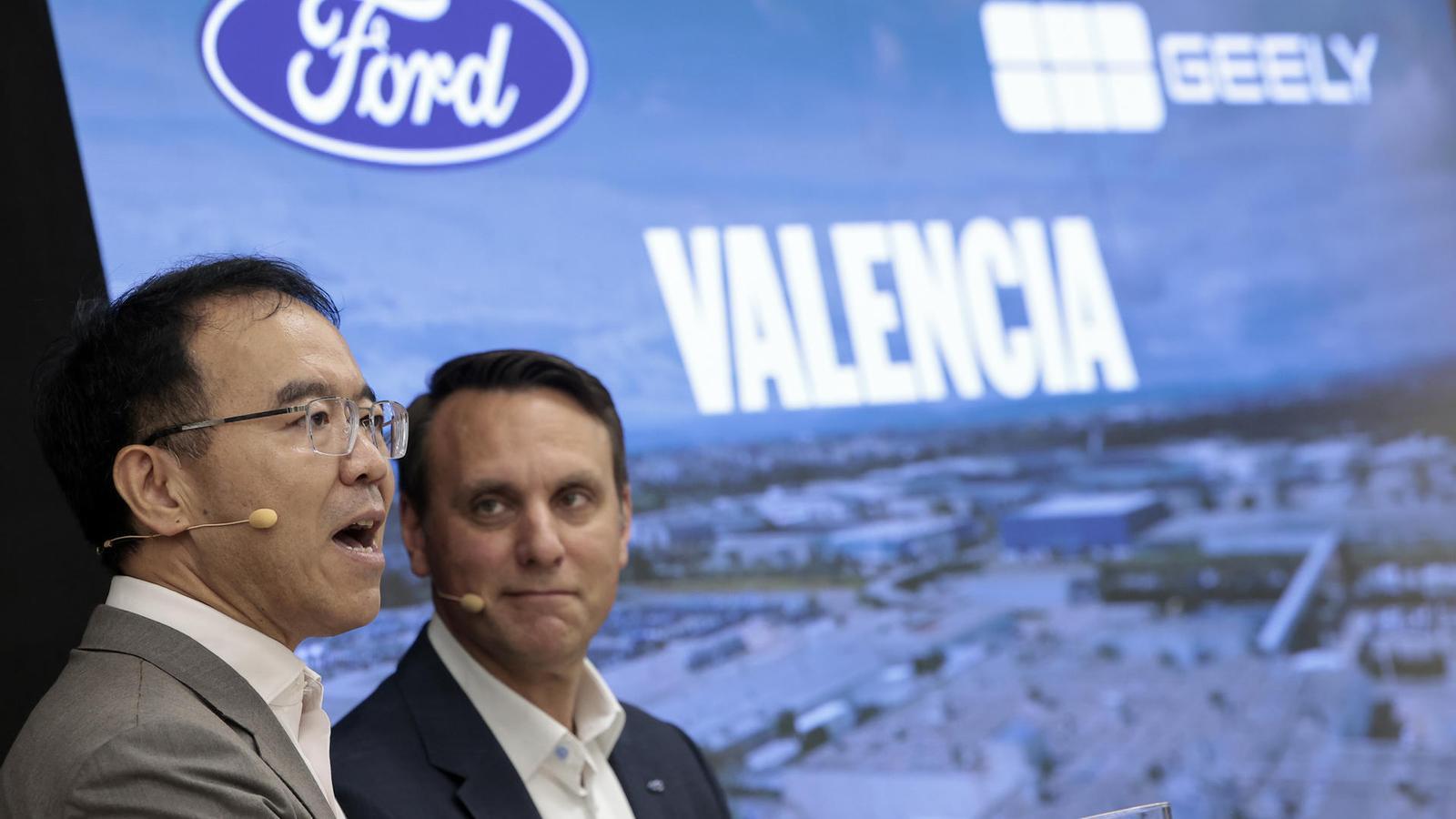 El presidente de Ford Europa, Jim Baumbick, y el vicepresidente de Geely, Victor Young (e), durante la rueda de prensa ofrecida este jueves en la planta valenciana de Almussafes.