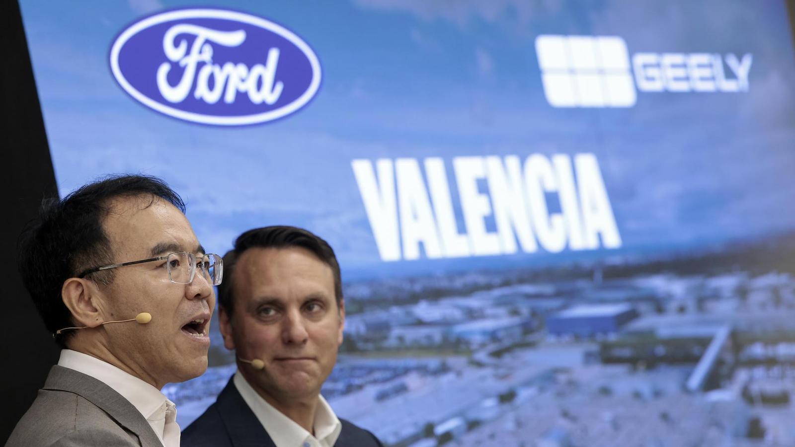 The president of Ford Europe, Jim Baumbick, and the vice president of Geely, Victor Young (e), during the press conference offered this Thursday at the Valencian plant of Almussafes.