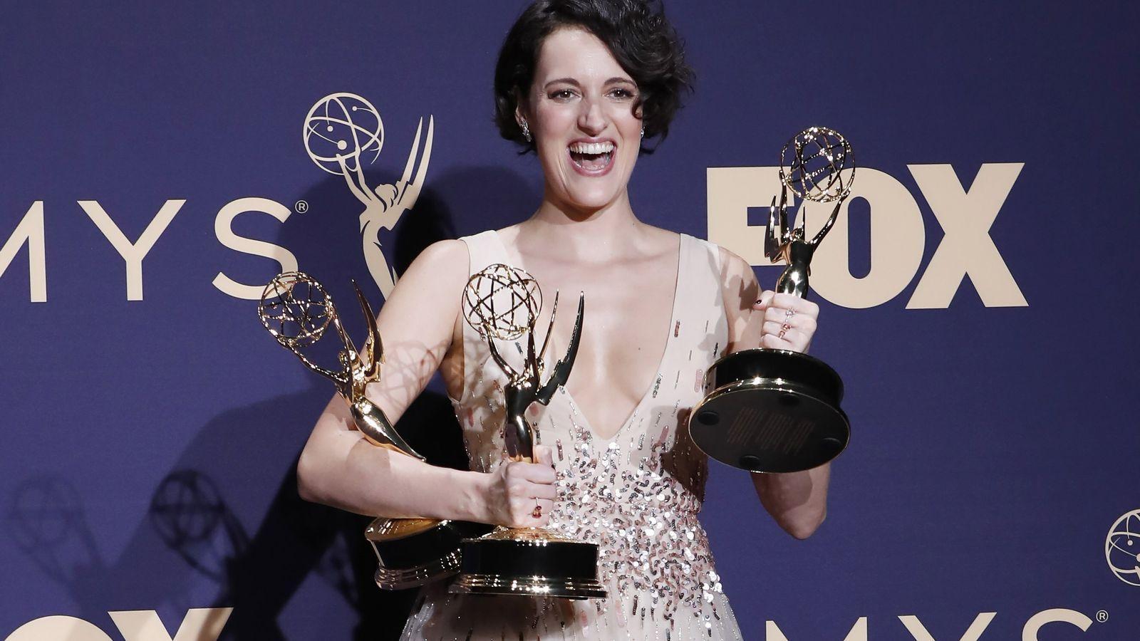 Phoebe Waller-Bridge amb els Emmy que va guanyar per 'Fleabag'