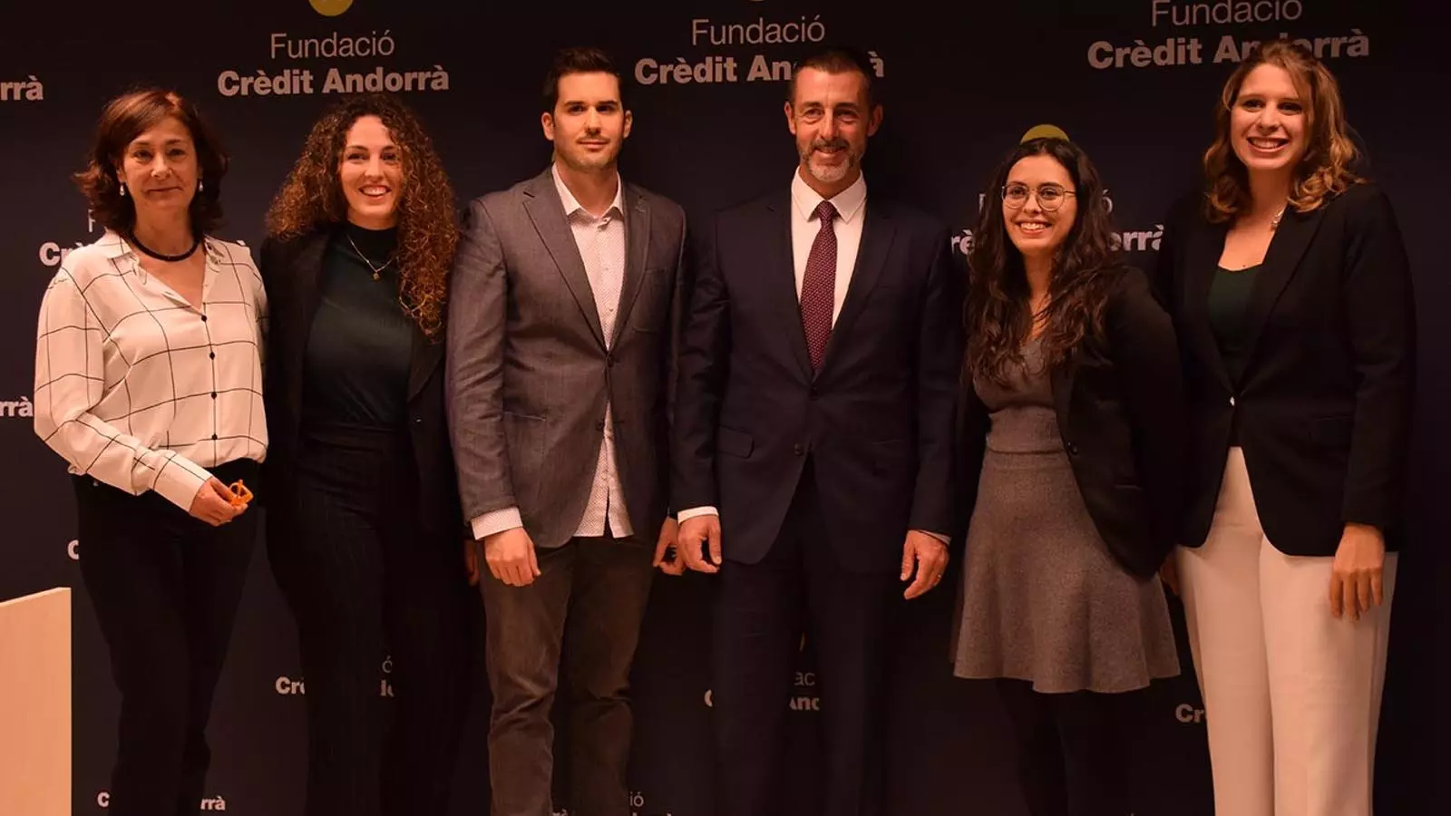 Els quatre becaris de les convocatòries 2018 i 2019 amb la directora de la Fundació Crèdit Andorrà, Francesca Ros i el president de Crèdit Andorrà, Antoni Pintat.