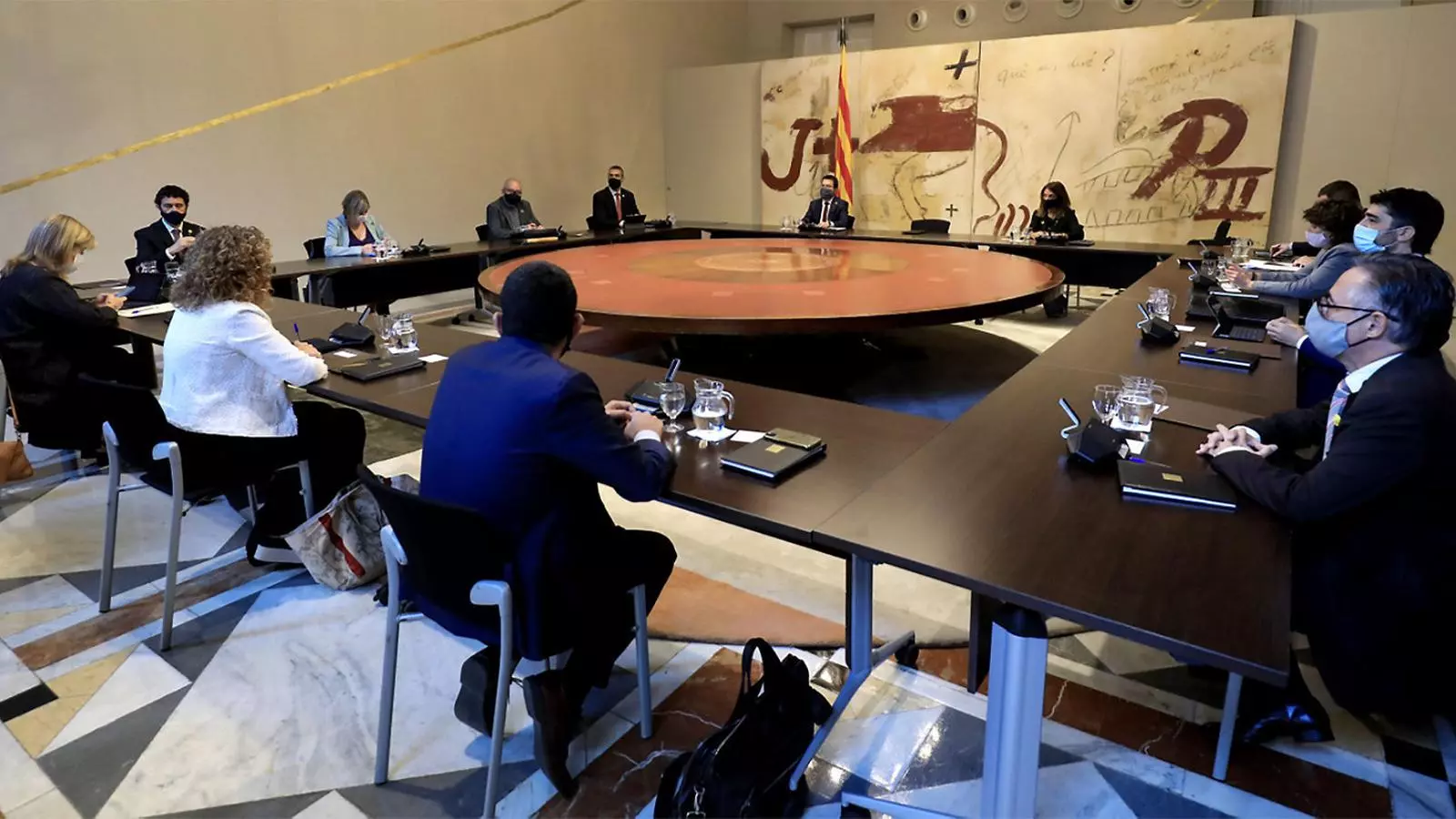 01.Imatge d’una reunió del consell executiu. 02. Els grups d’interès inscrits són a la web de la Generalitat.