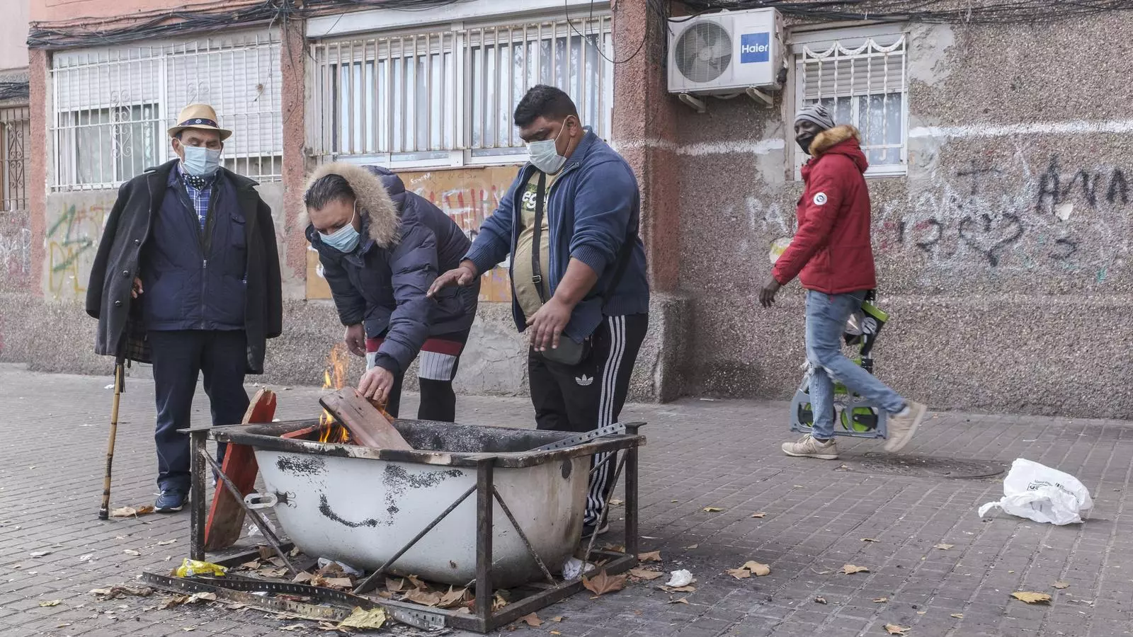 El fred i els talls de llum han fet que els veïns d'un bloc de Sant Roc reconverteixin una banyera en estufa