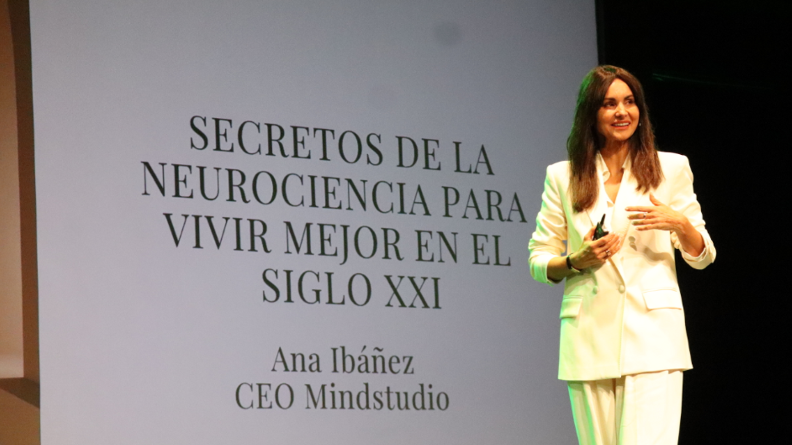La neurocientífica Ana Ibáñez durant la conferència.