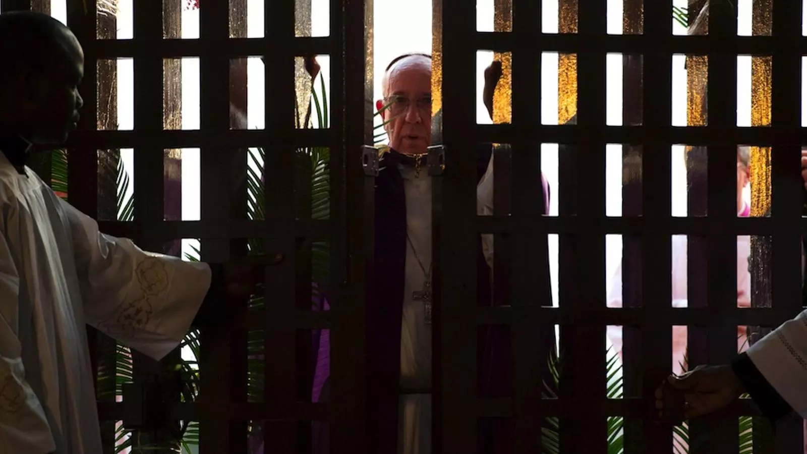 El Papa obre la porta santa de la catedral de Bangui. L'OSSERVATORE ROMANO / REUTERS