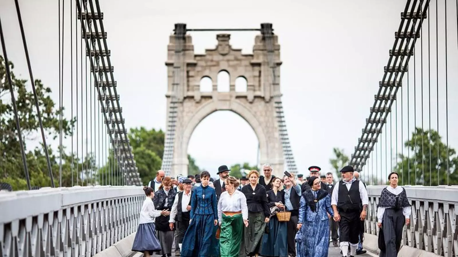El Pont Penjant és un dels espais emblemàtics de la ciutat i té un protagonisme destacat en la festa. / AJUNTAMENT D’AMPOSTA