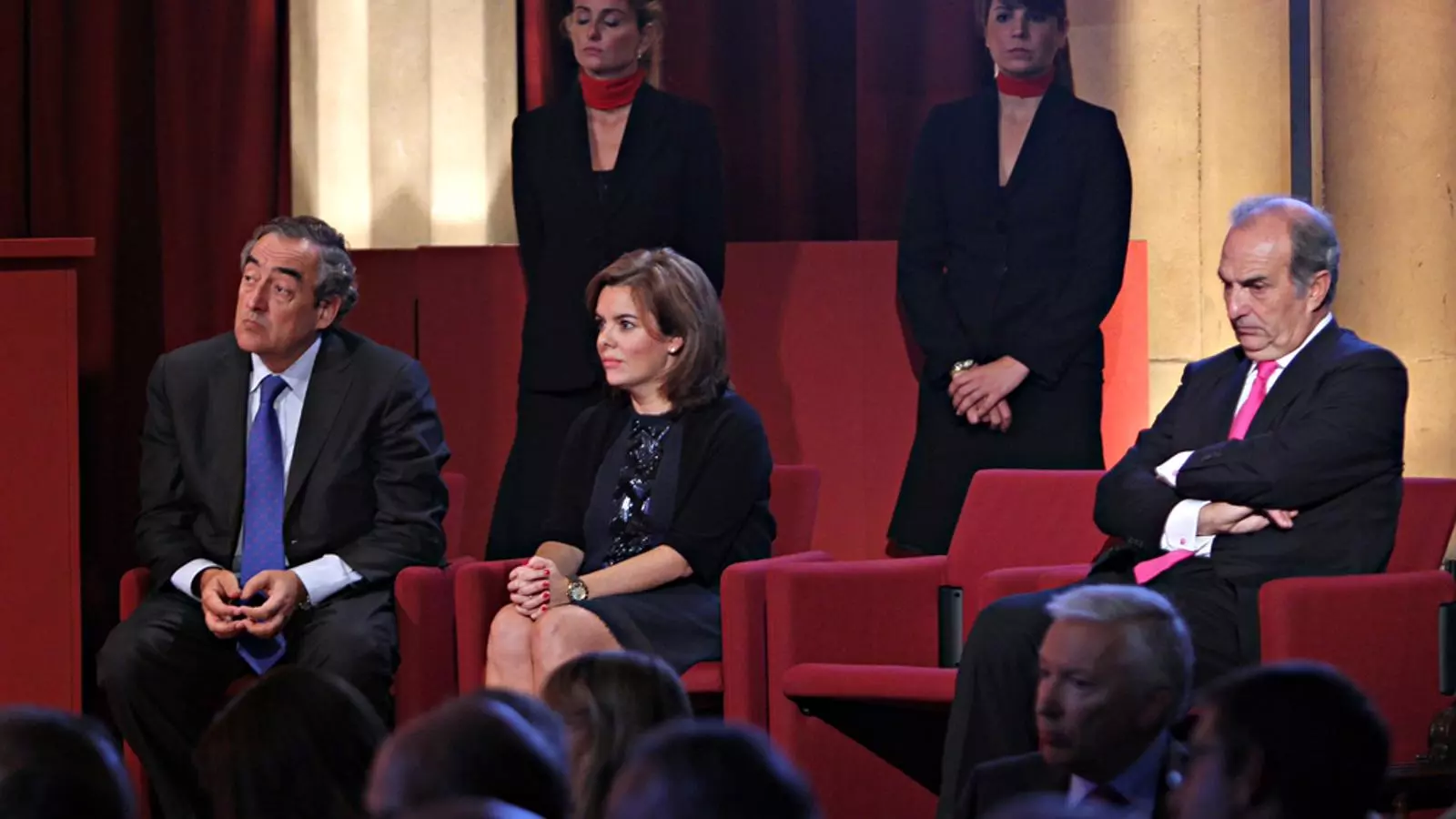 La vicepresidenta del govern espanyol, Soraya Sáenz de Santamaría, aquest dijous a l'acte de Foment del Treball a Barcelona. Al seu costat, la cadira que hauria hagut d'ocupar Artur Mas, que finalment ha ocupat Felip Puig (la foto s'ha pres mentre Puig s'havia aixecat per al seu torn de paraula) / PERE VIRGILI