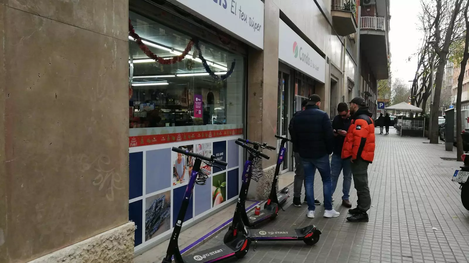 Patinets estacionats en un supermercat del carrer Sepúlveda de Barcelona.