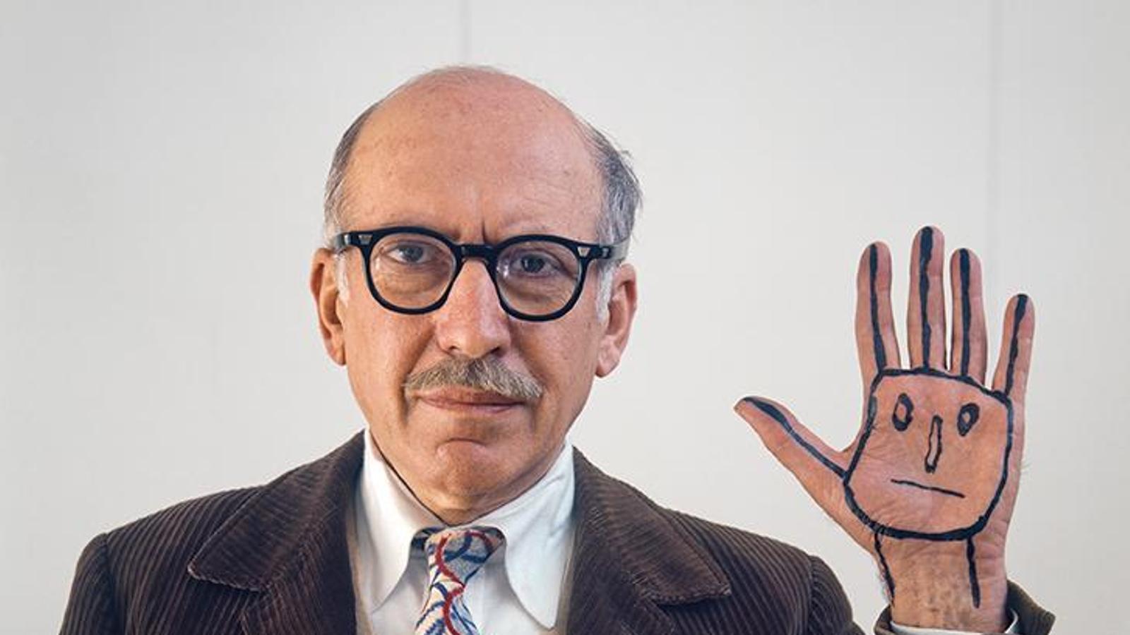 Saul Steinberg mit einem Gesicht auf seiner Hand (Long Island, 1978) Sammlung Fundación Juan March, Madrid. Sticht aus dem Nachlass von Evelyn Hofer © Nachlass von Evelyn Hofer