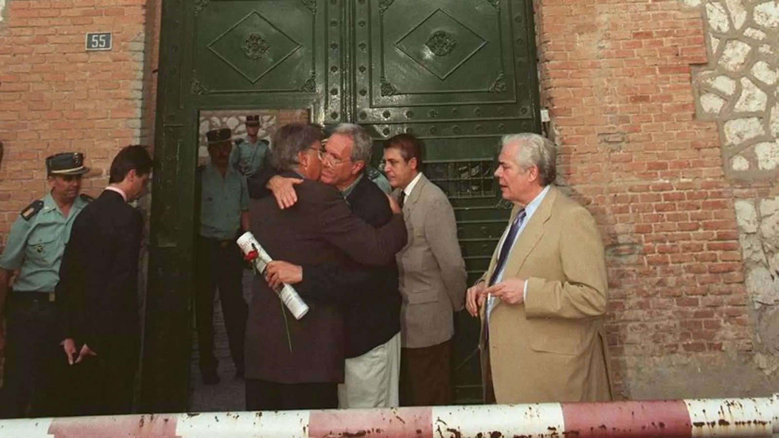 Felipe González abraza José Barrionuevo antes de que este y Rafael Vera entren en prisión para cumplir la condena del caso Marey, en 1998.