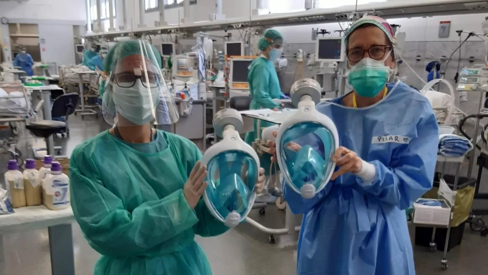 Dos professionals sanitaris amb les noves mascaretes de protecció