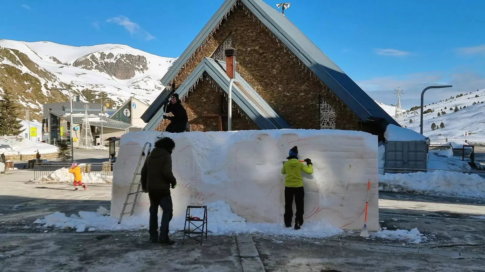 Els tres artistes andorrans comencen a modelar l'escultura de neu al Pas de la Casa.