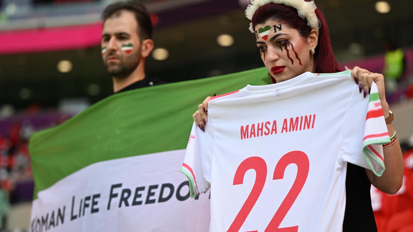 Una aficionada iraniana recorda Mahsa Amini durant el partit del Mundial contra Gal·les.