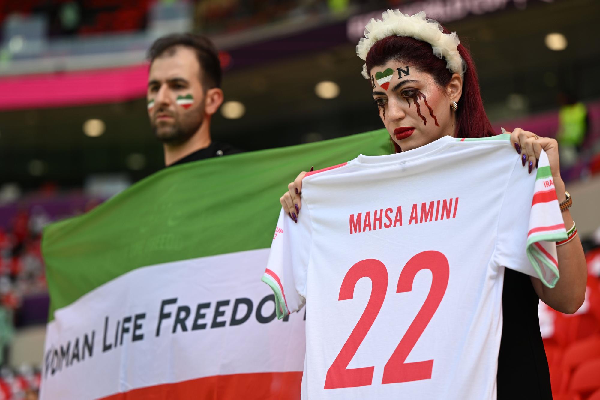 Una aficionada iraniana recorda Mahsa Amini durant el partit del Mundial contra Gal·les.