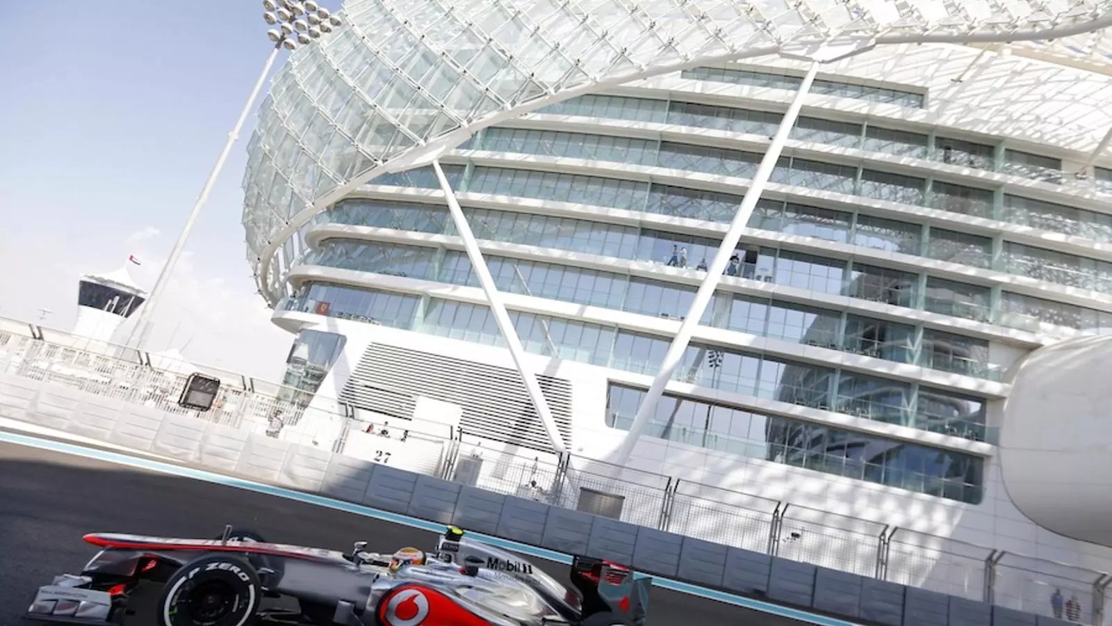 Lewis Hamilton, durant els entrenaments del GP de F-1 d'Abu Dhabi / DARREN WHITESIDE / REUTERS