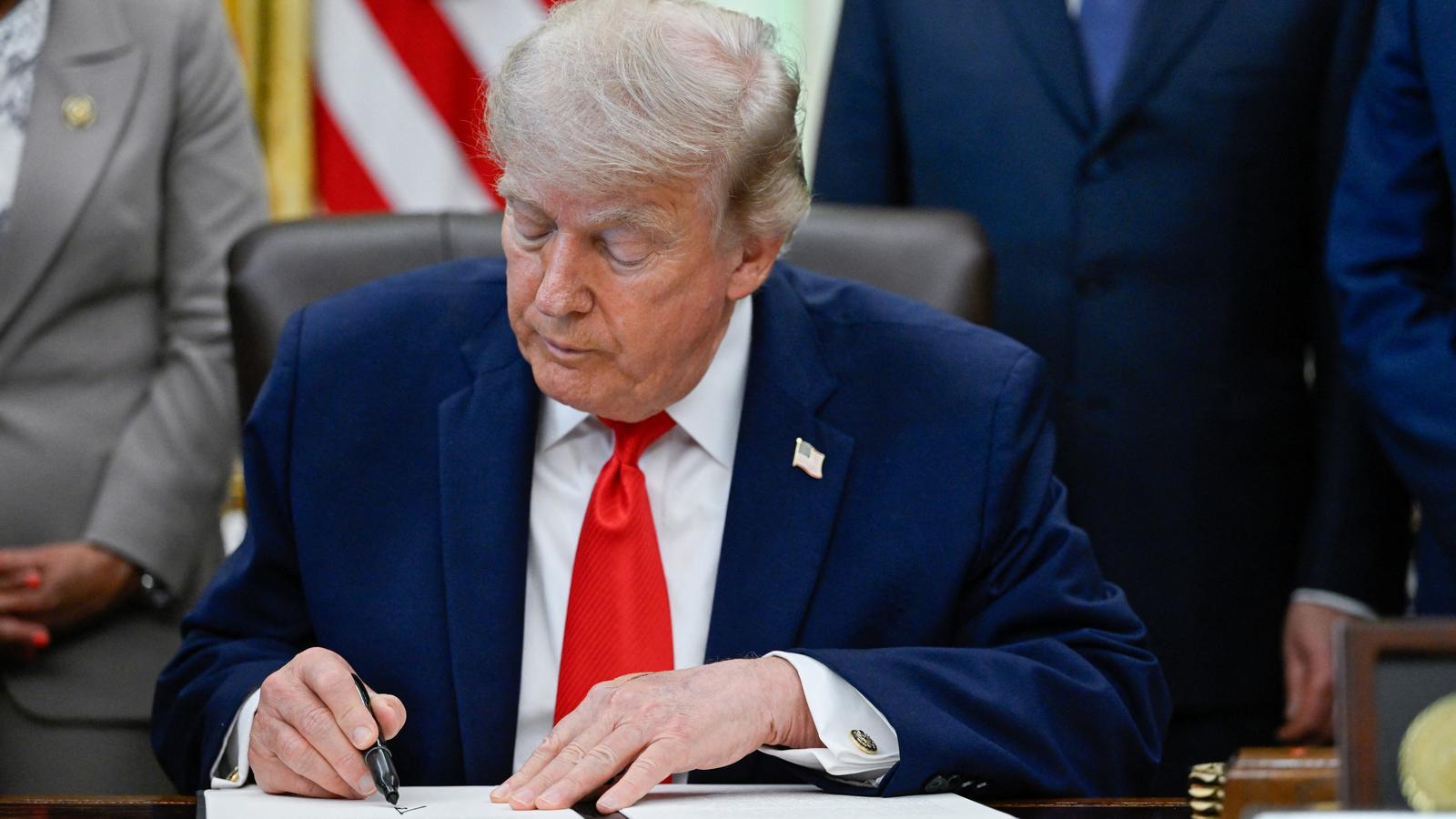 El presidente de los Estados Unidos, Donald Trump, firma una orden ejecutiva desde el despacho Oval.