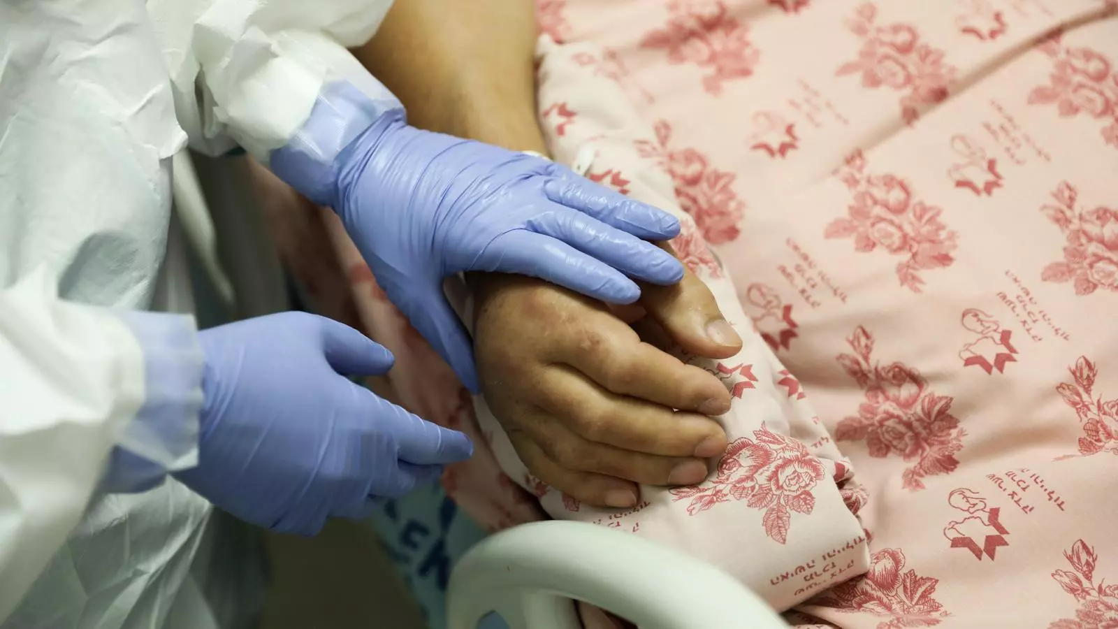 Un sanitari amb un pacient de coronavirus en un hospital de Jerusalem