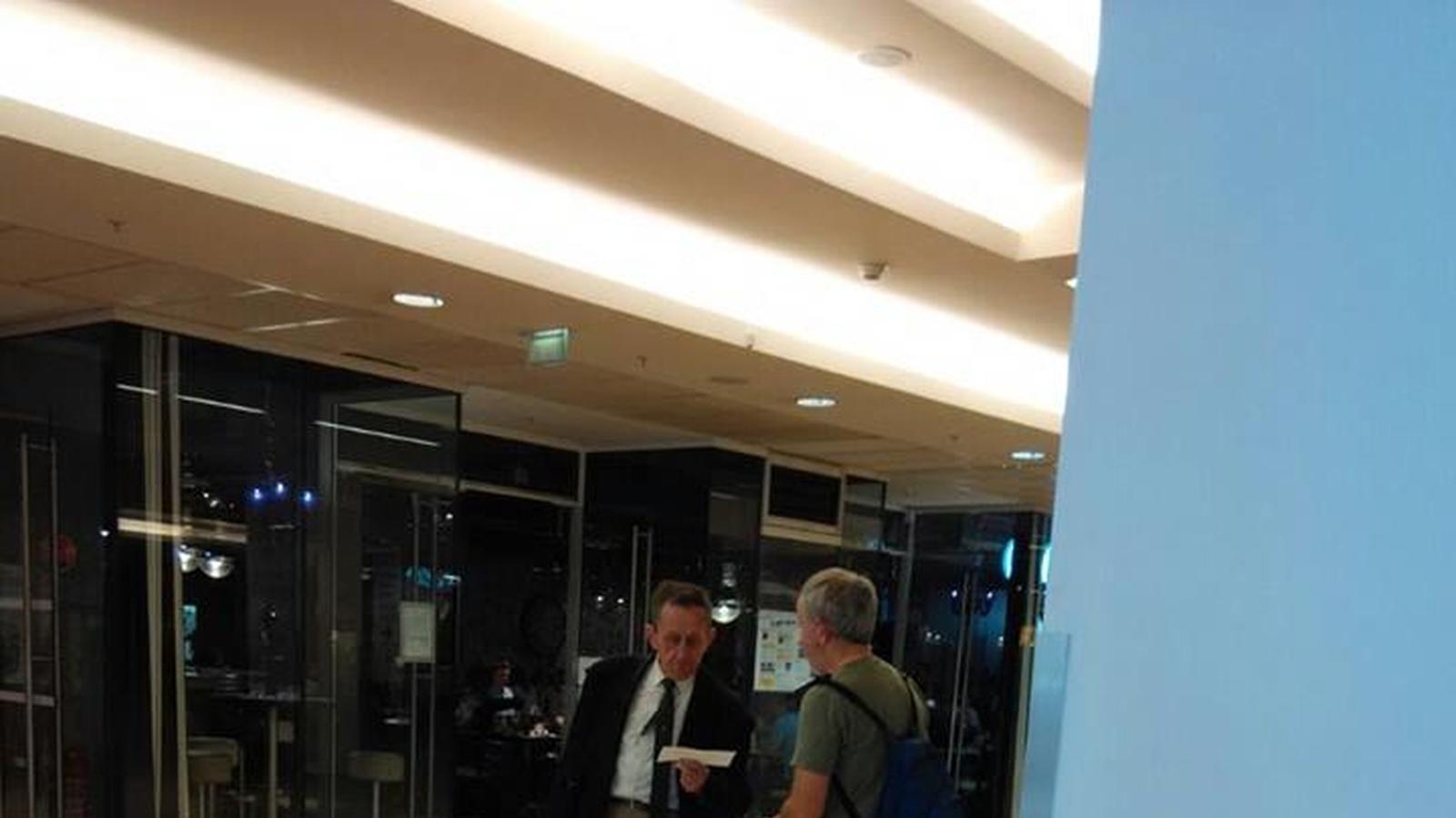 Mariano Reaño parlant amb un dels accionistes d'Unibail Rodamco.