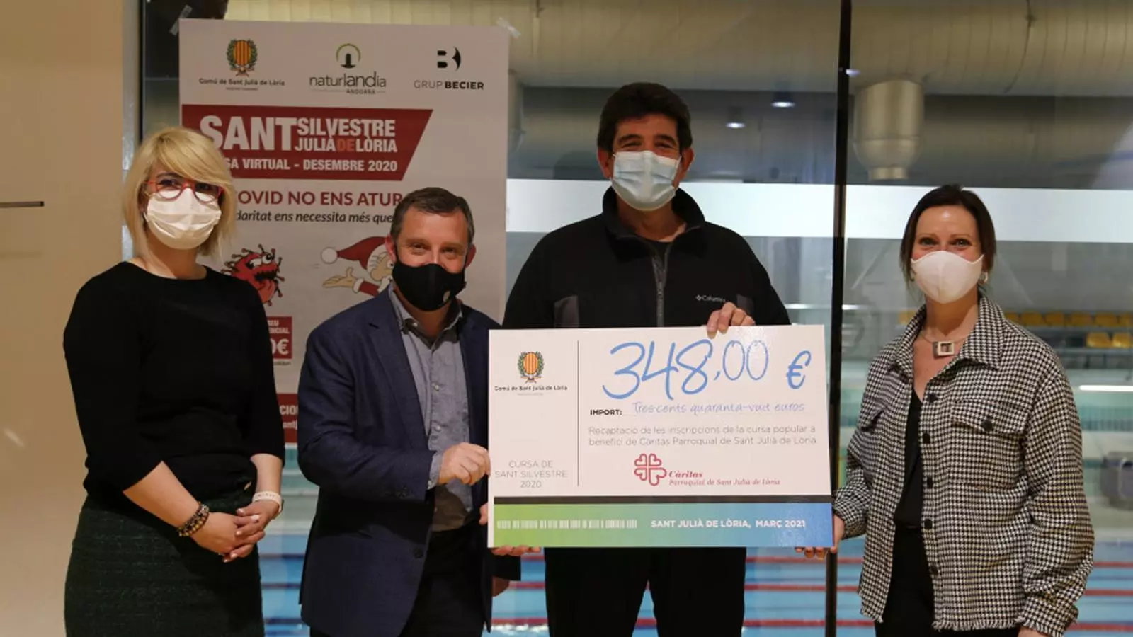 Els cònsols de Sant Julià de Lòria, Josep Majoral i Mireia Codina, i la consellera de Turisme i Esports, Diana Sánchez, entreguen el xec al president de Càritas, Jordi González.