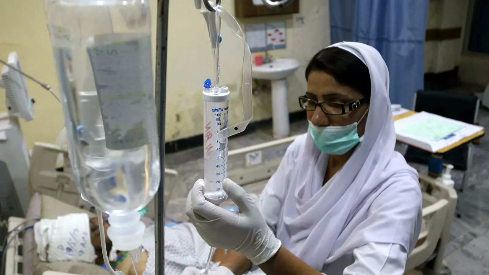 Una infermera atén pacients en un hospital del Pakistan, en una imatge d'arxiu