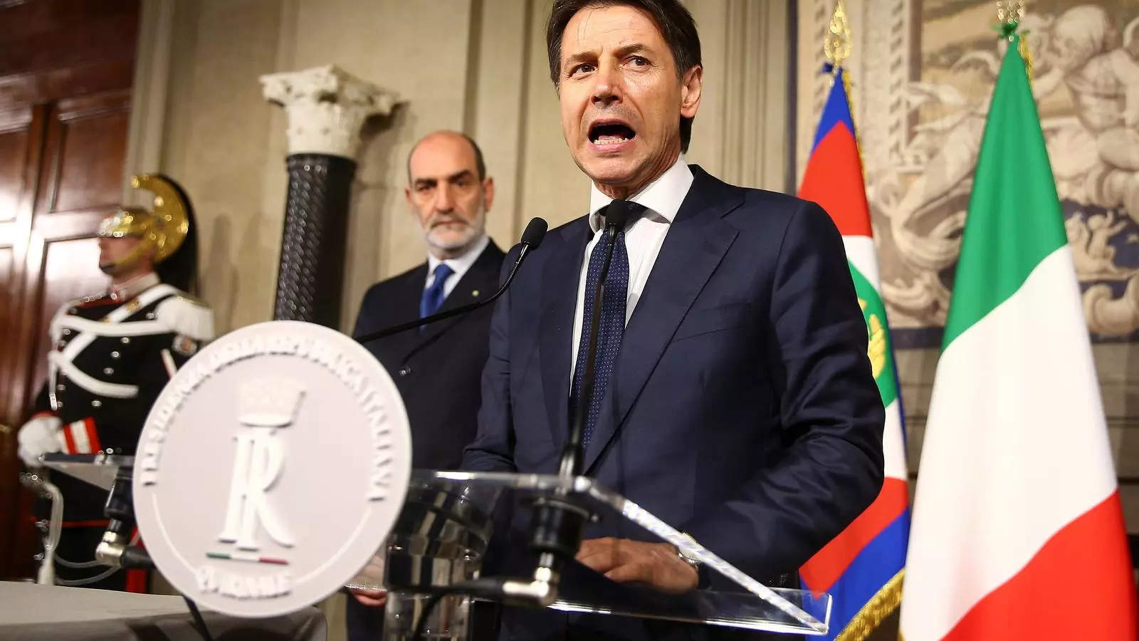 Conte explicant la seva negativa a formar govern en una compareixença al Quirinal de Roma