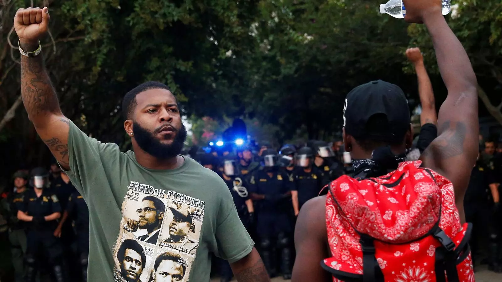 Dos manifestants de 'Black lives matter' davant d'un cordó policial a Baton Rouge, Louisiana