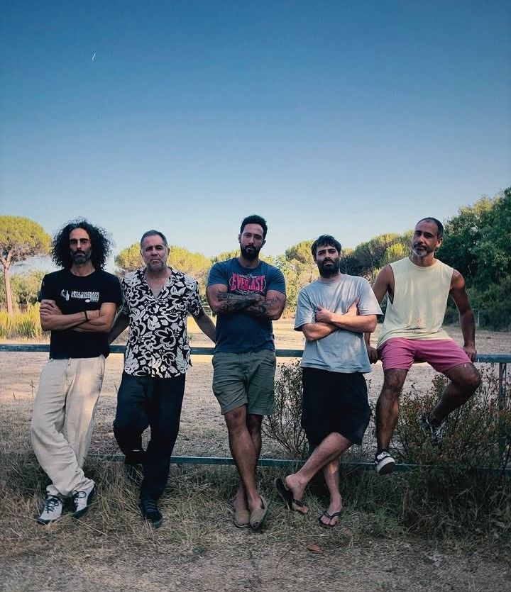 El vocalista, Josep Valtònyc acompanyat dels altres membres del grup