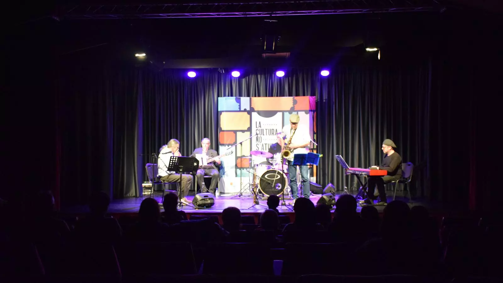 El concert de Pic Negre a la Sala de teatre de La Valireta.
