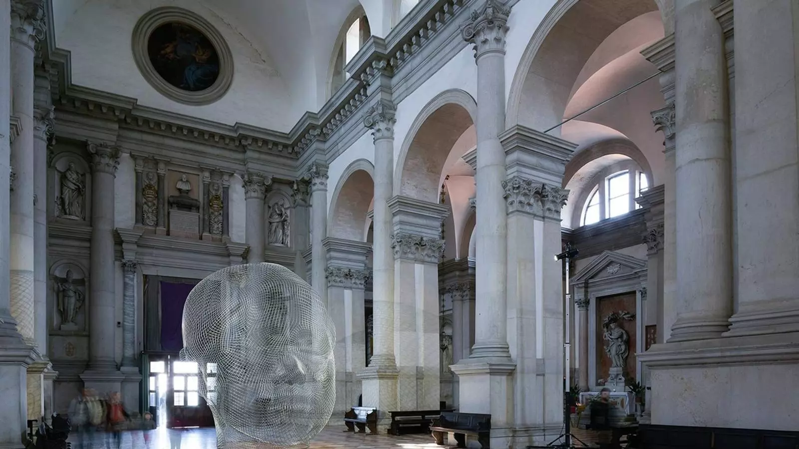 UNA BENEDICCIÓ GLOBAL
01. L’escultura de Plensa que presideix l’entrada de la basílica. 02. Un dels cinc caps d’alabastre que presenta a Venècia.