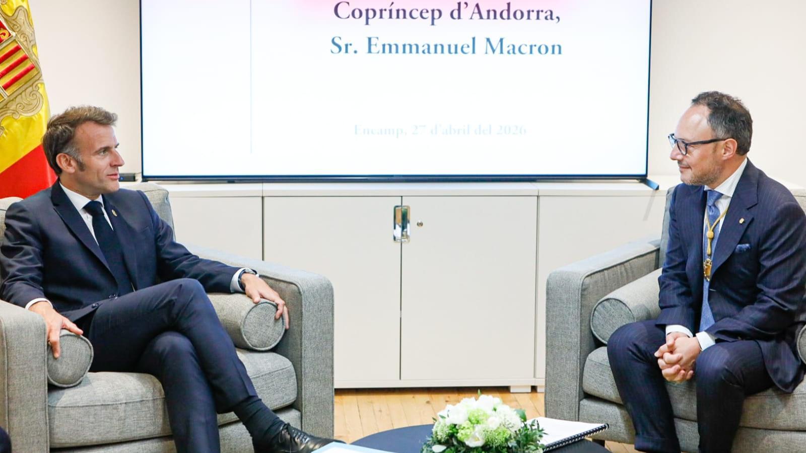 El copríncep francès, Emmanuel Macron, i el cap de Govern, Xavier Espot, durant la trobada bilateral a Ràdio Andorra.