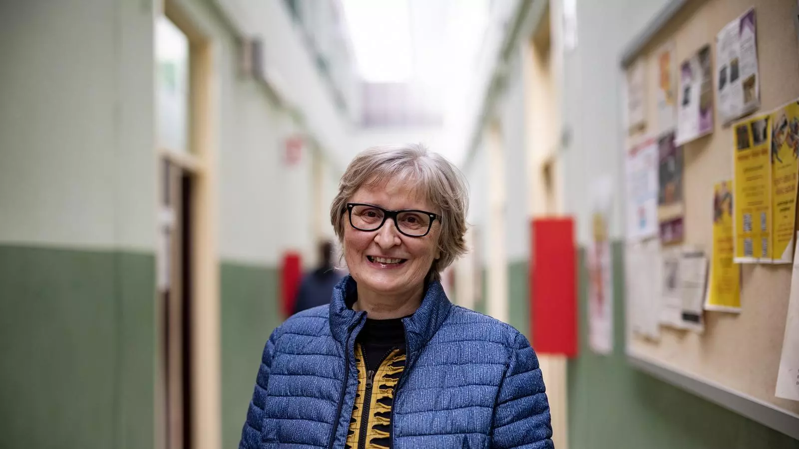 Inés Molins, profesora jubilada, a los pasillos del instituto la Pineda de Badalona, hace unas semanas.