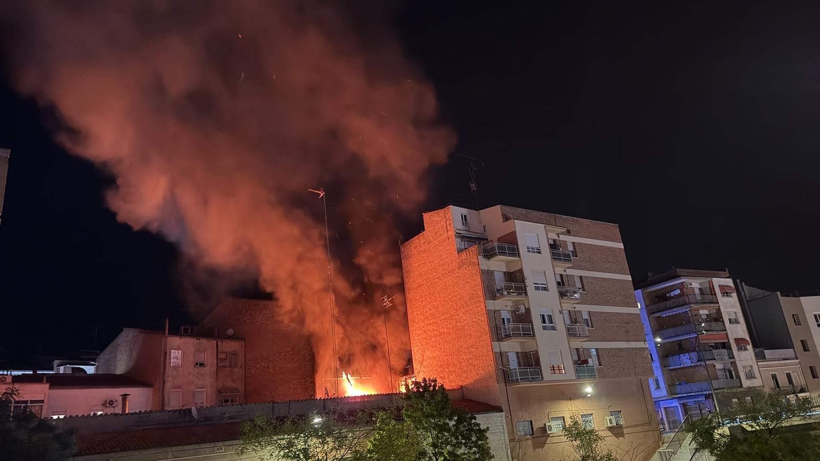Fire in the Lleida property affected by a fire originating in a workshop located on the ground floor.