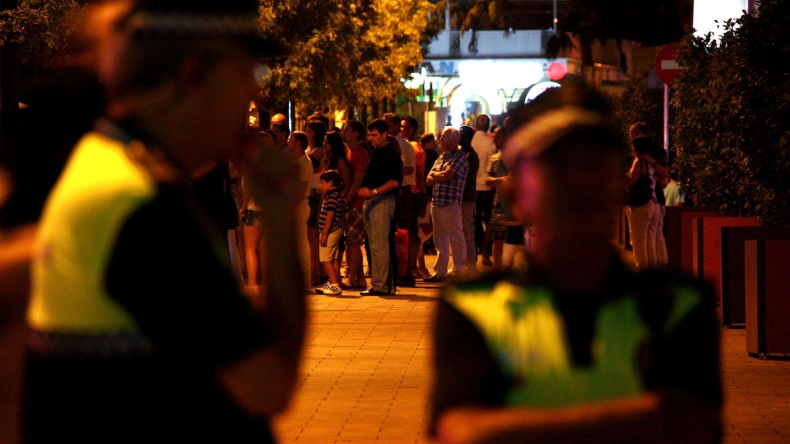 Policies patrullant la zona d'oci una nit d'estiu a Calella / ACN