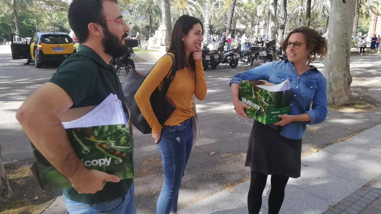 Vehí i Botran, a les portes de la JEC, amb les caixes amb els milers d'avals