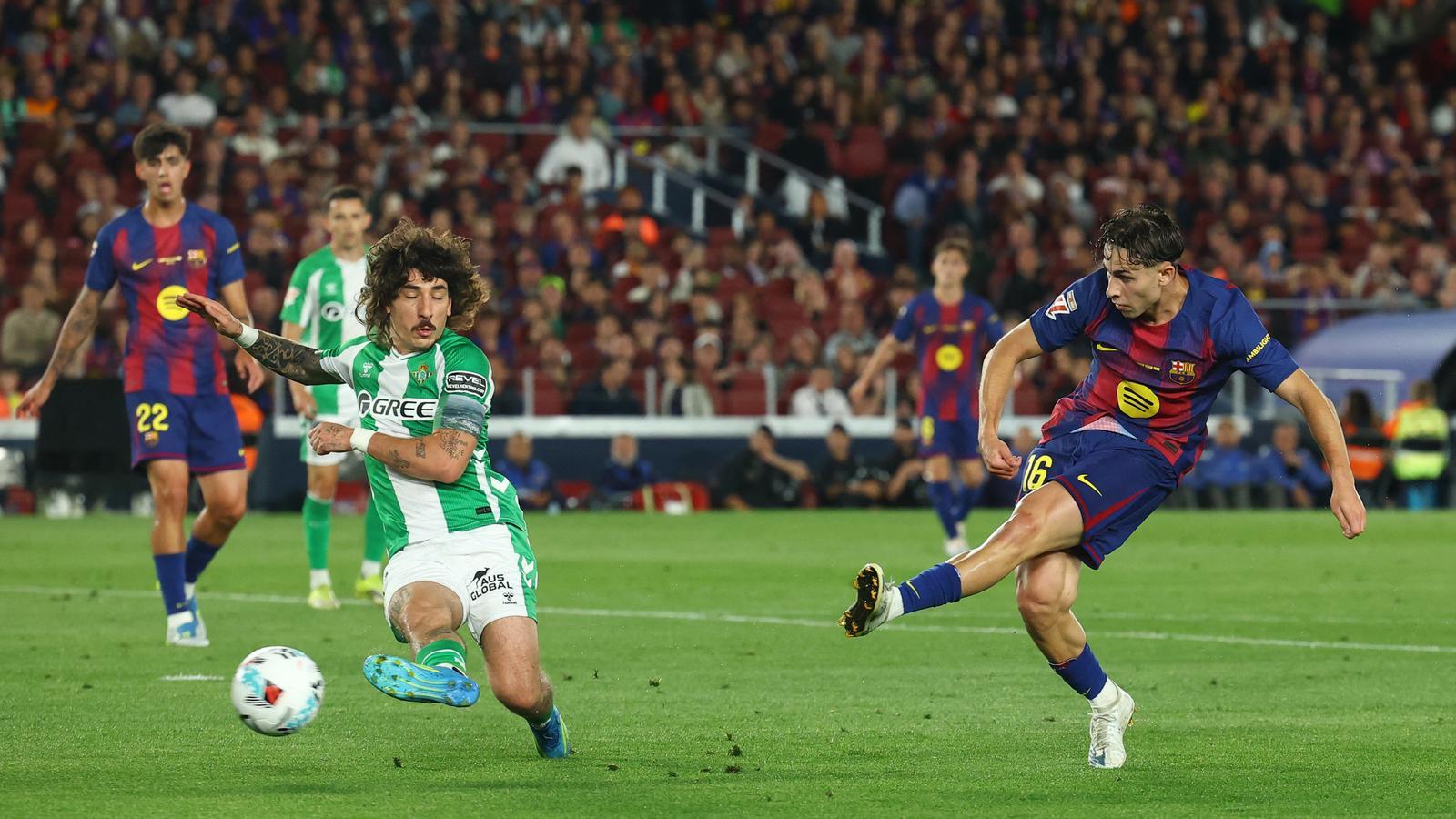 Fermín López, rematando a portería en el Barça-Betis de Liga