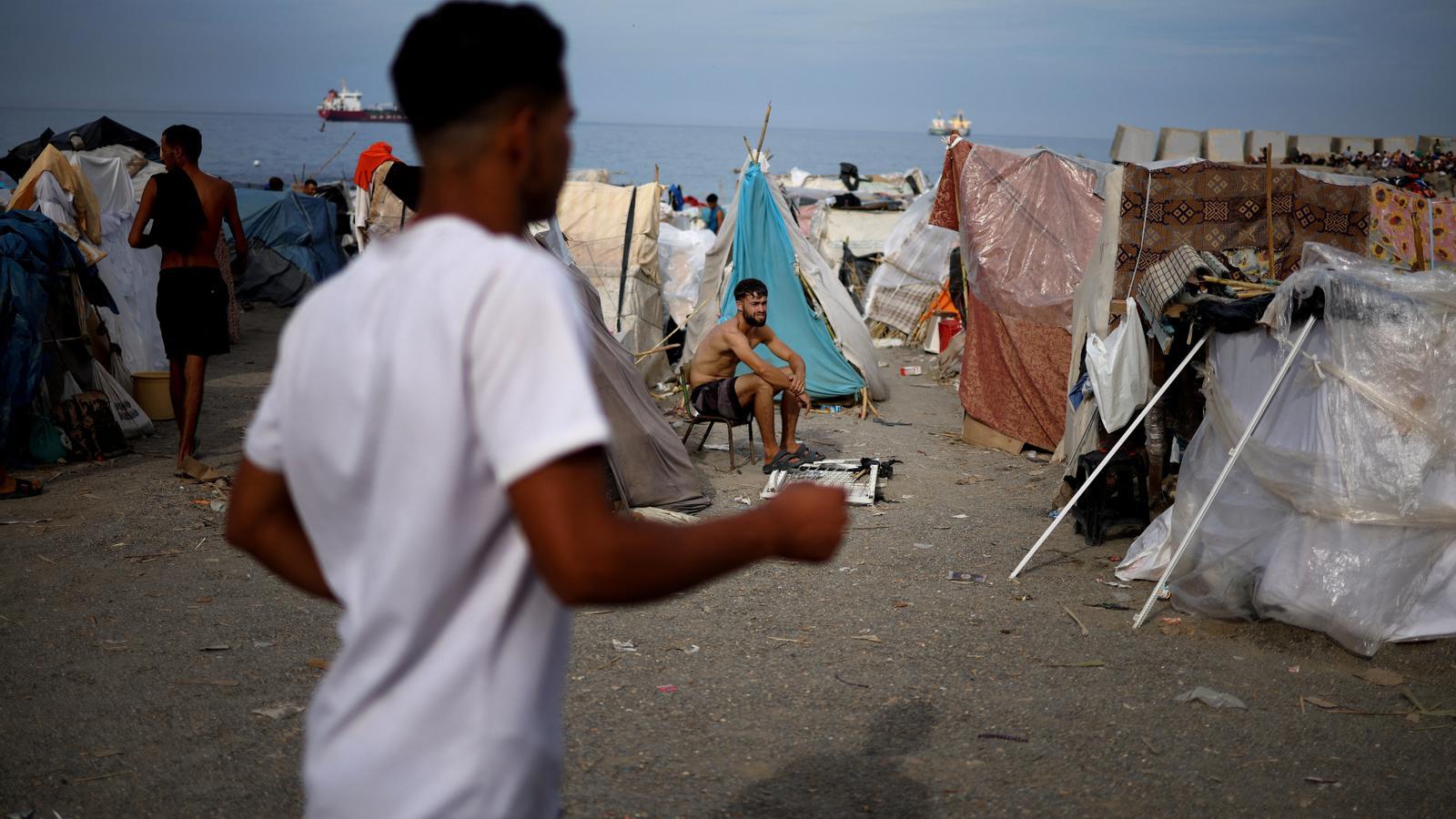 Migrantes en la playa del Trampolín en Ceuta, este jueves, dos meses después de la llegada masiva de personas desde Marruecos.