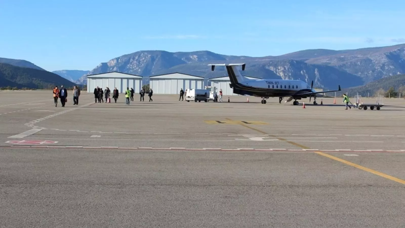 Els viatgers travessen la pista després de l'arribada d'un vol el mes passat a l'aeroport d'Andorra-la Seu d'Urgell. / AJUNTAMENT DE LA SEU D'URGELL