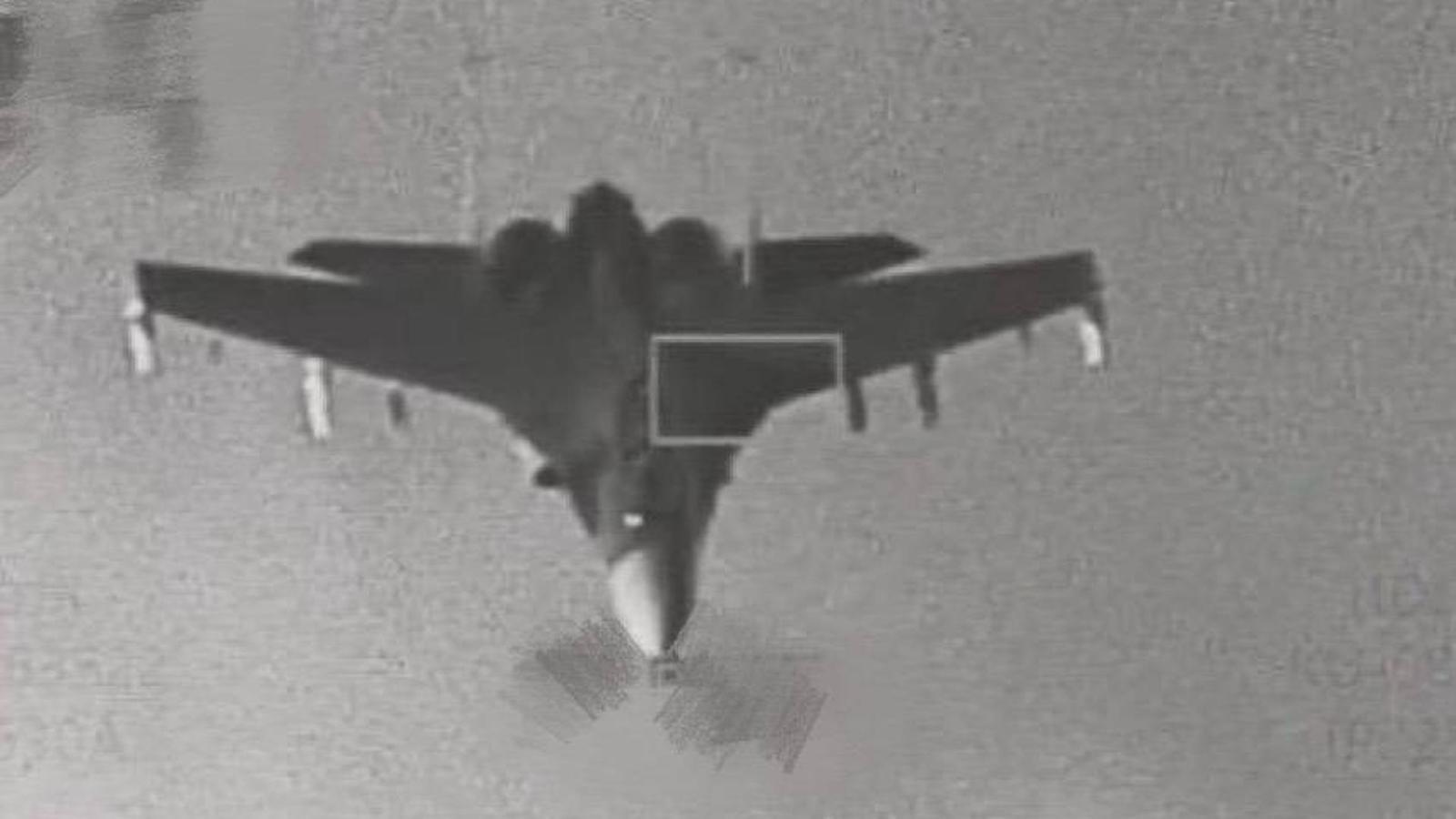 Un caza F-16 de la Fuerza Aérea de Taiwán vigila un caza J-16 del ejército chino