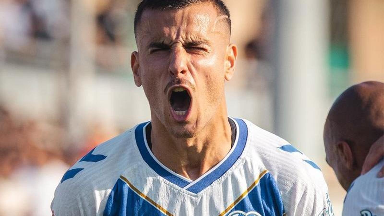 Jordi Cano, Europa's forward, celebrating a goal