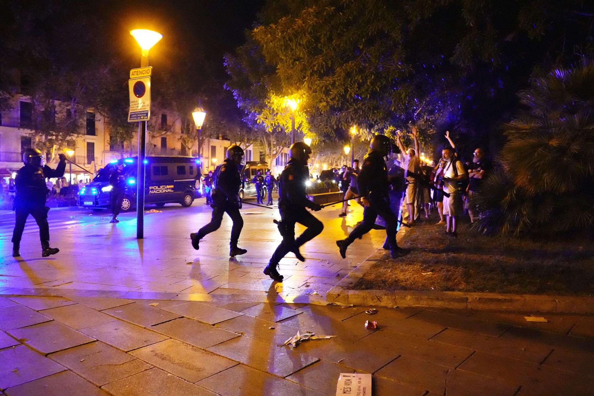 Agents de la Policia Nacional corrent durant la manifestació.