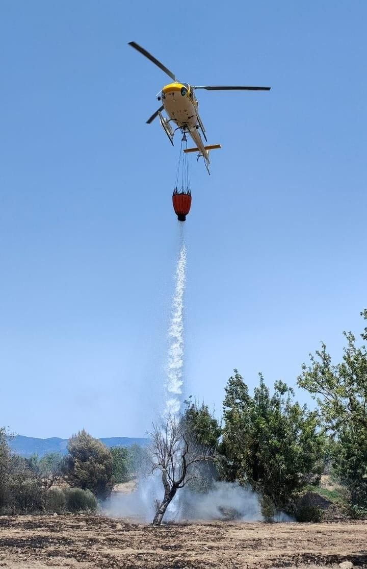 Un helicòpter actuant sobre l'incendi