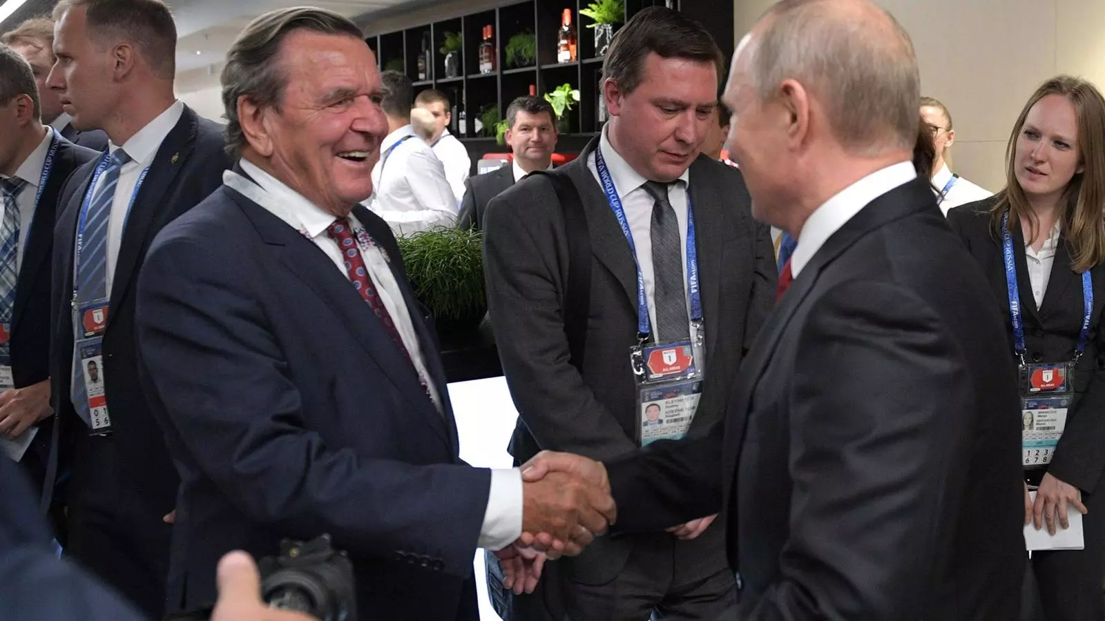 El presidente Vladimir Putin, con Gerhard Schroeder, antiguo canciller alemán, a la apertura previa al partido del grupo A de la Copa Mundial de la FIFA en Rusia el 2018