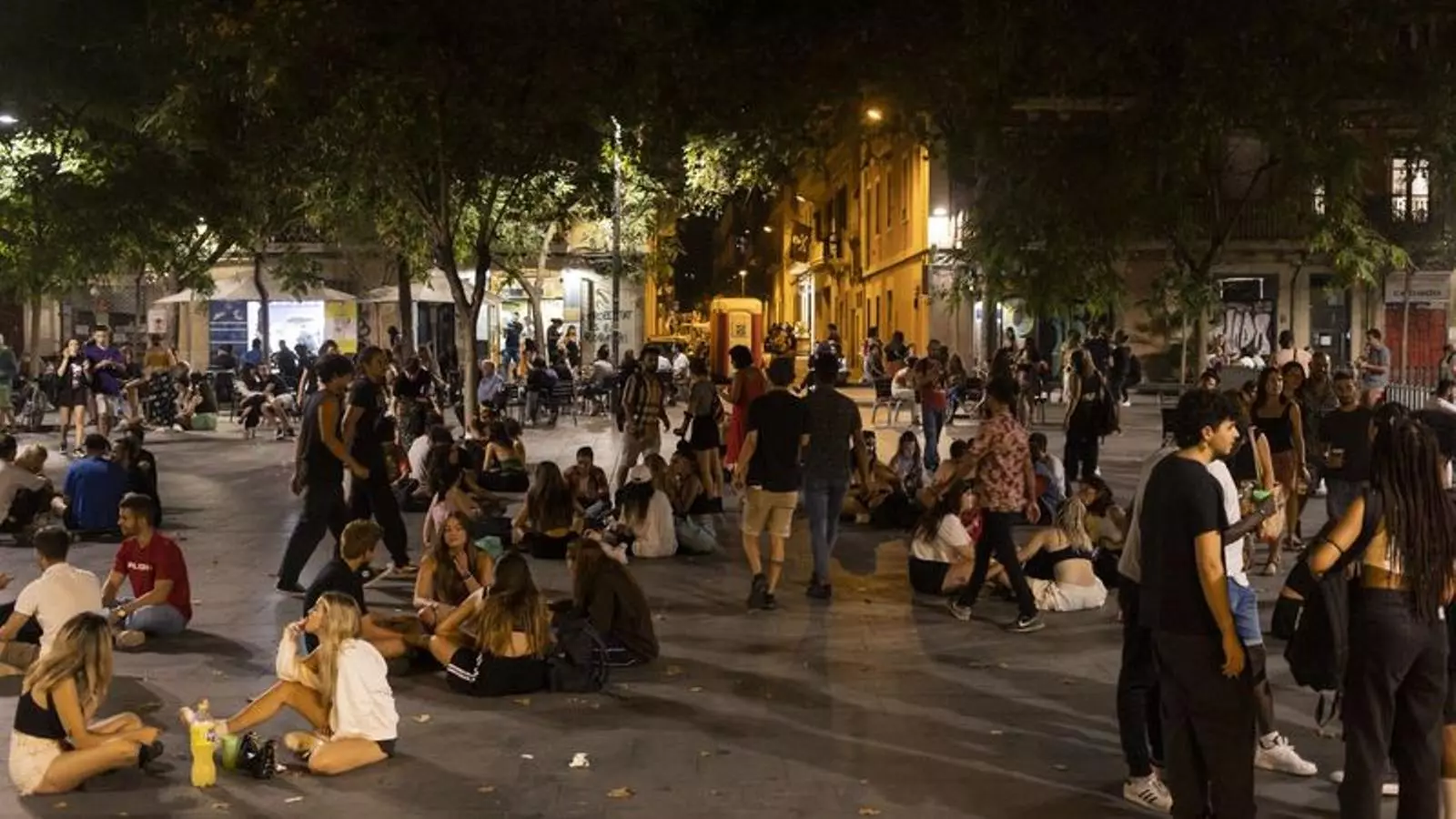 Ambient nocturn a les Festes de Gràcia. A la imatge, grups bevent a la plaça del Diamant.